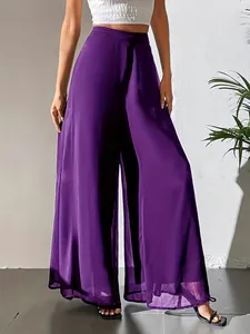 Pantalon large élégant en mousseline violette avec taille haute montrant un drapé fluide