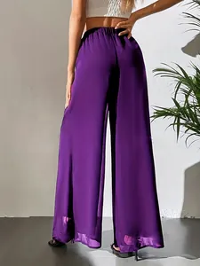 Élégant pantalon large en mousseline violette pour femme, vue arrière montrant la coupe ample