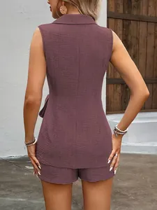 Rückansicht eines ärmellosen Damen-Blazers und Shorts-Sets aus lilafarbenem Stoff