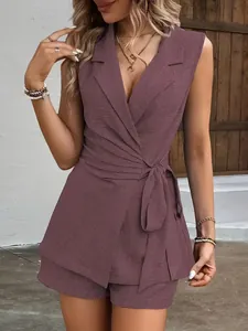 Ärmelloser Wickel-Blazer und Shorts-Set aus lila strukturiertem Stoff in Detailansicht