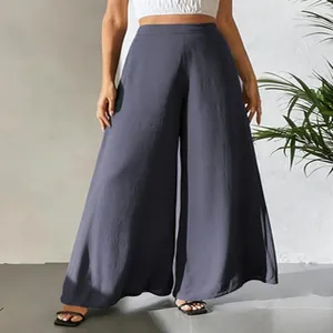Vue élégante de ce pantalon large en mousseline grise fluide avec taille haute confortable
