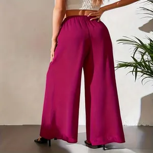 Vue arrière détaillée d'un pantalon large en mousseline magenta avec taille élastique