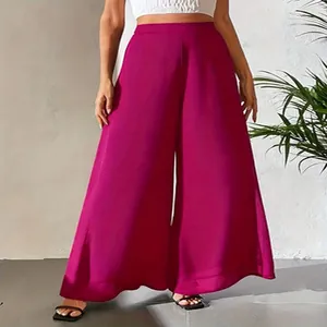 Vue détaillée du pantalon large en mousseline fuchsia avec un drapé élégant pour femme.