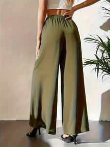 Vue arrière d'un pantalon large en mousseline vert olive à taille haute élastiquée