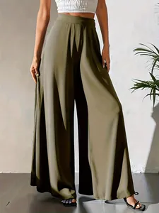 Détail du pantalon en mousseline vert olive à jambes larges et drapé fluide élégant