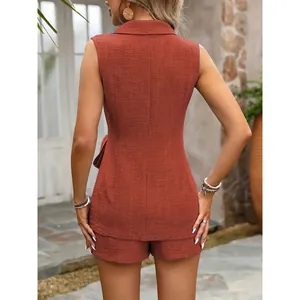 Rückansicht eines sommerlichen, ziegelroten ärmellosen Blazer-Westen- und Shorts-Sets für Damen
