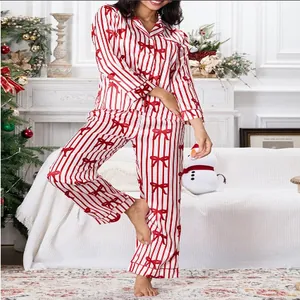 Detalle del conjunto de pijama navideño de mujer con patrones de lazos rojos y rayas.