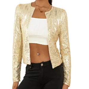 Nahaufnahme einer glitzernden goldenen Paillettenjacke in Kurzform