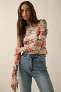 Nahaufnahme eines halbtransparenten Mesh-Tops mit Vintage-Rosenmuster und Wellensaum