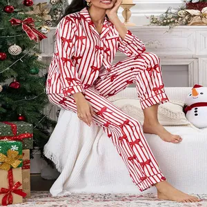 Detalle de pijama navideño a rayas rojas y blancas con lazos en un ambiente festivo