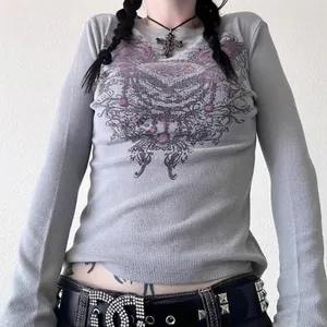 Detalle de camiseta gris de manga larga para mujer con estampado de alas vintage y ajuste
