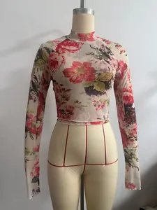 Detailansicht eines süßen, langärmeligen Netz-Crop-Tops mit rotem Blumendruck für Damen