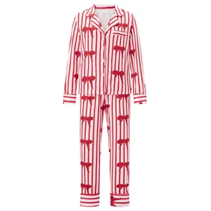 Vista detallada de un conjunto de pijama de rayas rojas con elegante estampado de lazos