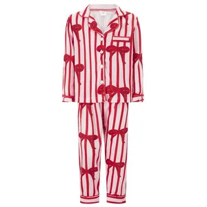 Conjunto de pijama de rayas rojas y blancas con lazos festivos para relajarse