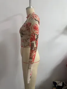 Elegantes, eng anliegendes Langarm-Mesh-Top mit Rosenprint, Seitenansicht auf Mannequin