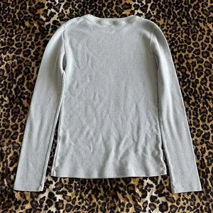 Vista posterior detallada de una camiseta térmica de punto de gofre azul claro para mujer