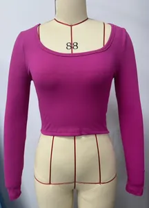Gedetailleerd overzicht van fuchsia ribgebreide crop top met lange mouwen op mannequin