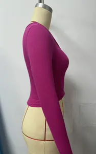 Zijaanzicht van een modern nauwsluitend magenta geribbeld cropped T-shirt voor haar
