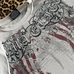 Primer plano del estampado gótico vintage en una camiseta blanca de punto gofrado