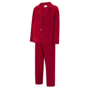 Detalle del conjunto de pijama rojo de manga larga con cuello clásico y parte superior abotonada