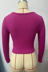 Achteraanzicht van magenta geribbelde crop top met lange mouwen op een mannequin