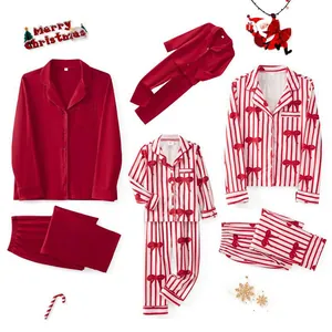 Detalle de los conjuntos de pijama de Navidad rojos y a rayas para toda la familia.