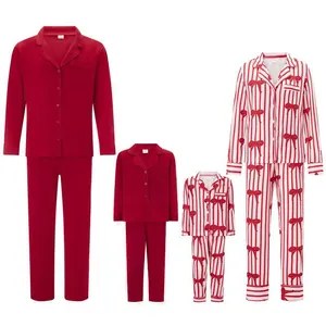 Pijamas navideños a juego para la familia en rojo liso y a rayas con lazos rojos