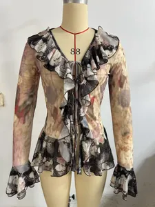Vintage künstlerisches Mesh-Top mit Blumenprint, Rüschen und langen Ärmeln.