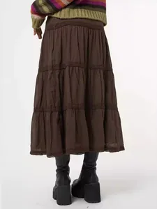 Élégante jupe longue marron vintage à volants avec détails en dentelle ajourée