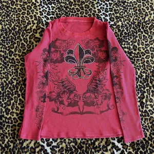 Camiseta vintage de punto gofrado con alas de strass y estampado gráfico de flor de lis.