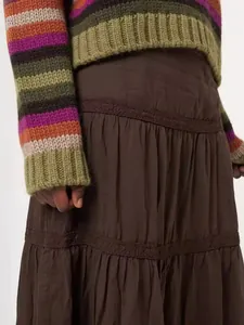 Jupe longue à volants marron foncé style bohème avec dentelle ajourée et tricot rayé chic