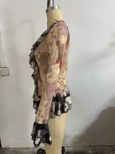 Detailansicht eines vintage Mesh-Oberteils mit Blumenmuster, Rüschen und ausgestellten Ärmeln