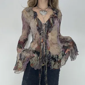 Detailansicht eines Vintage-Mesh-Tops mit floralem Leopardenmuster und Volants