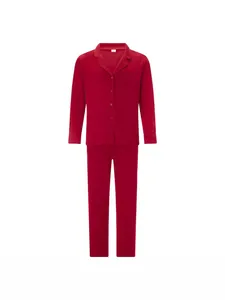 Conjunto de pijama rojo clásico de manga larga con camisa abotonada y pantalón.