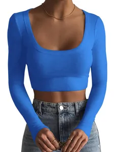 Blauwe geribbelde katoenen crop top met lange mouwen en diepe ronde hals nauwsluitend