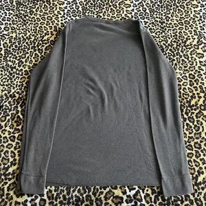 Vista posterior detallada de una camiseta gris de manga larga en punto de nido de abeja.