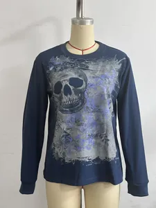 Vista frontal de camiseta azul marino de manga larga con un gráfico de calavera