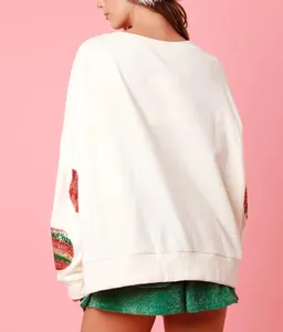 Vue arrière détaillée d'un sweat-shirt blanc avec broderie festive en paillettes