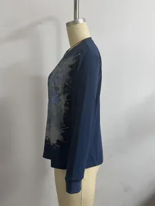 Detalle lateral de camiseta azul marino de manga larga con estampado de alas