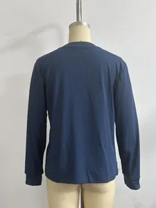 Vista trasera detallada de una camiseta de manga larga azul marino de algodón