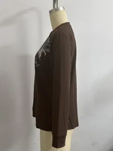 Vista lateral de camiseta marrón de manga larga con estampado de alas vintage