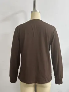 Vista trasera de una camiseta de manga larga de algodón marrón oscuro para mujer.
