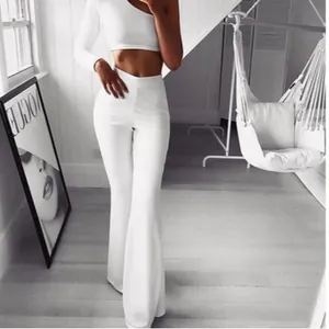 Conjunto blanco de dos piezas con top asimétrico y pantalones acampanados de cintura alta