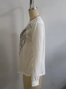 Vista lateral camiseta blanca de manga larga con gráfico de alas vintage y pedrería