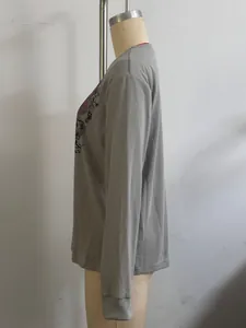 Vista lateral de camiseta gris de algodón de manga larga con estampado de alas vintage