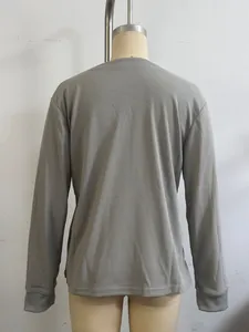 Vista posterior de una camiseta gris de manga larga con cuello redondo y textura de gofre.