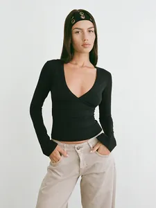 Elegante top negro de manga larga con escote en V profundo para mujer, corte ajustado