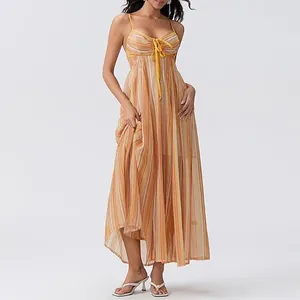 Détail d'une robe longue à rayures verticales avec bretelles et laçage à l'avant.