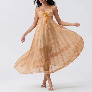 Élégante robe midi à breptelles à rayures verticales colorées avec détail de laçage tendance
