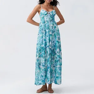 Vue longue d'une robe maxi à imprimé floral bleu avec bretelles et détail noué